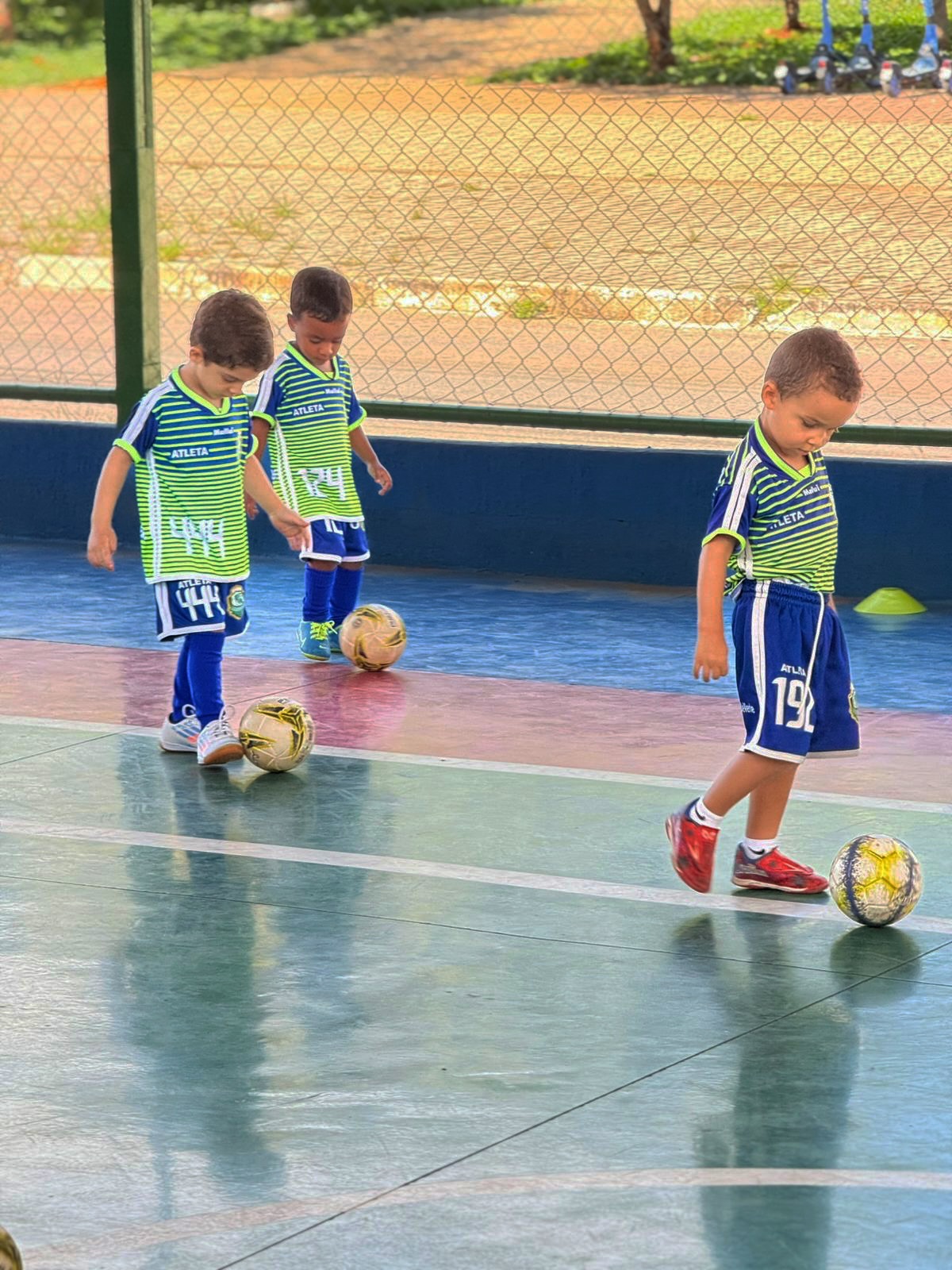 Alunos treinando condução de bola
