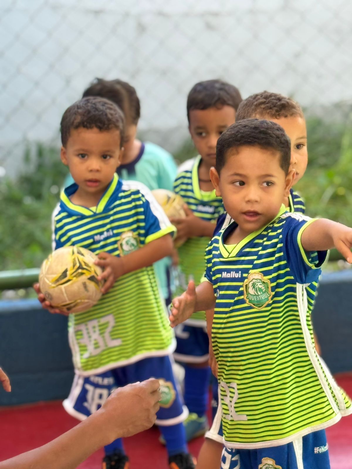 Crianças da categoria de iniciação com as bolas em quadra
