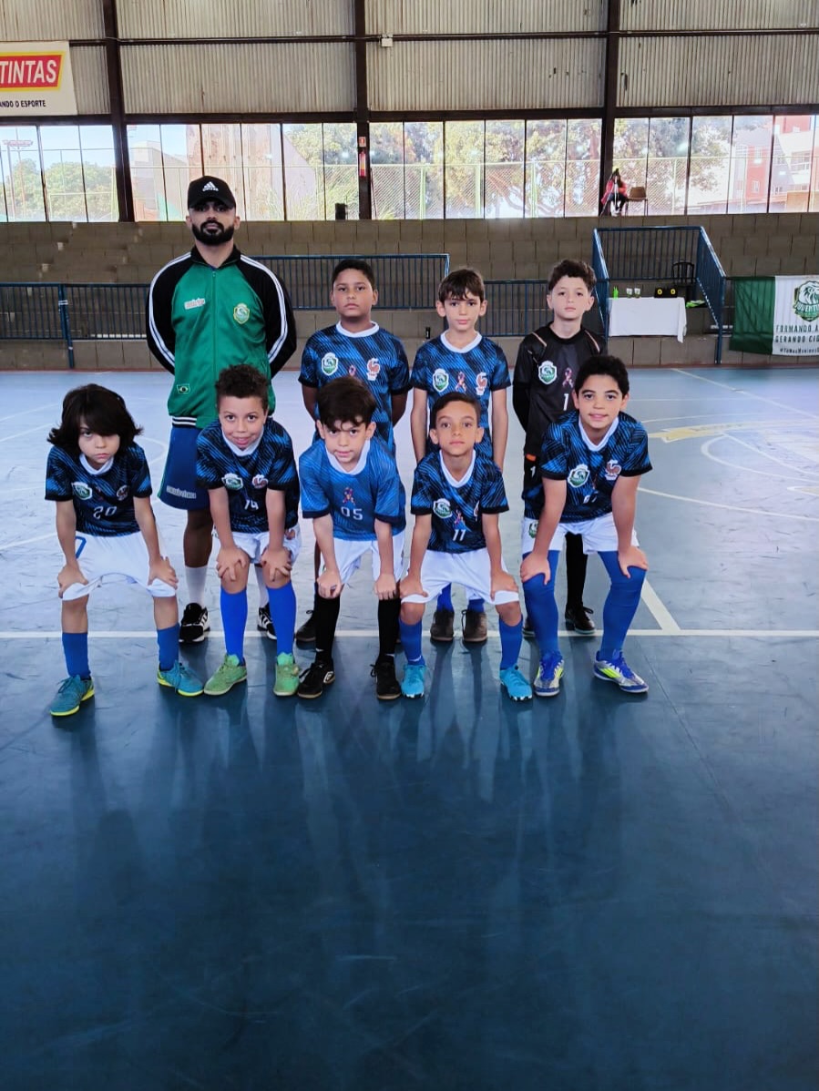Equipe do Juventude Futsal Academy reunida em quadra