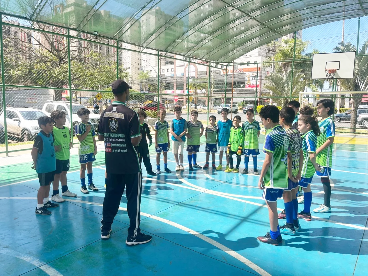 Alunos do Juventude Futsal Academy em quadra durante o treino