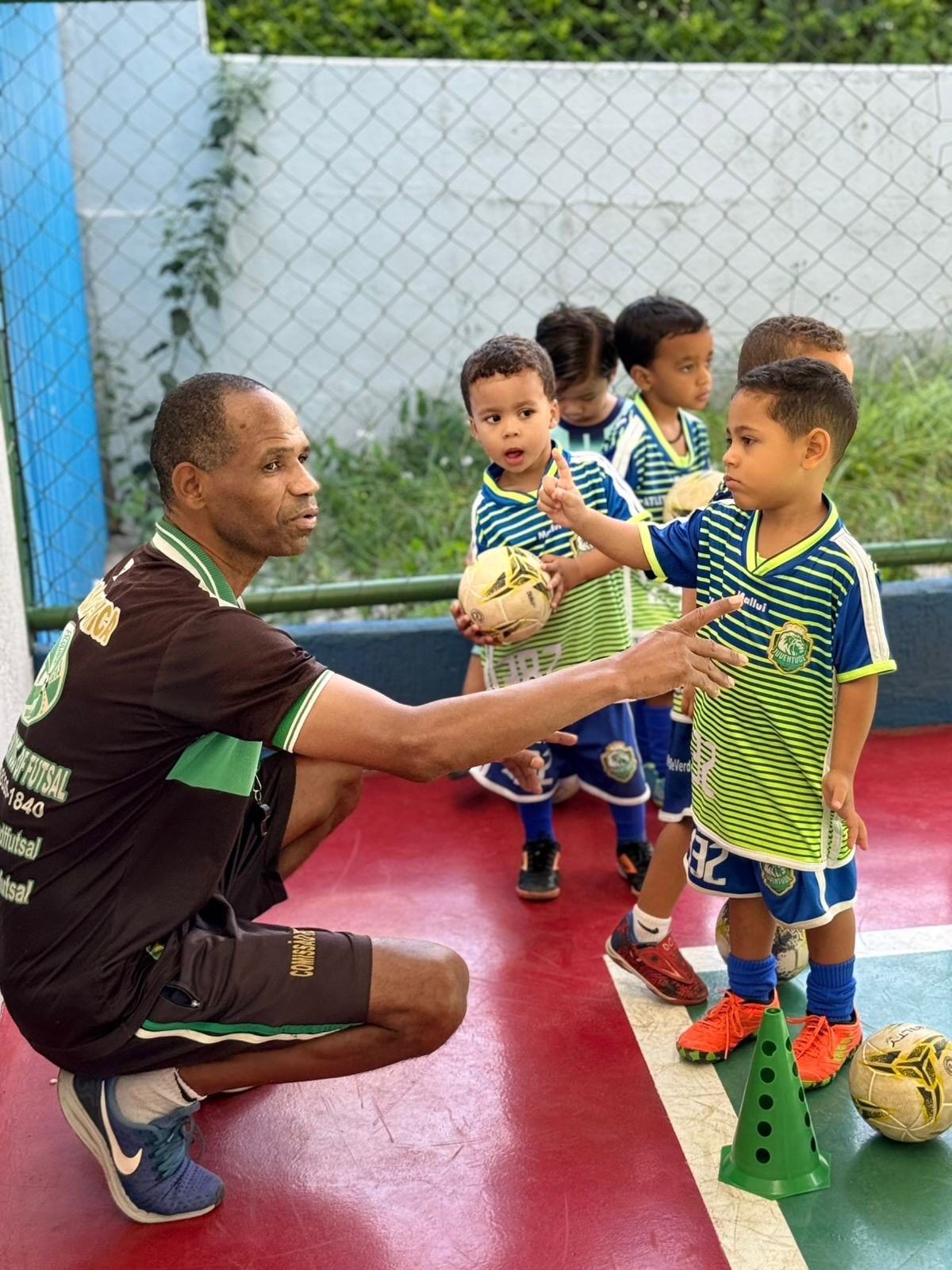 Professor do Juventude Futsal Academy orientando os alunos em quadra