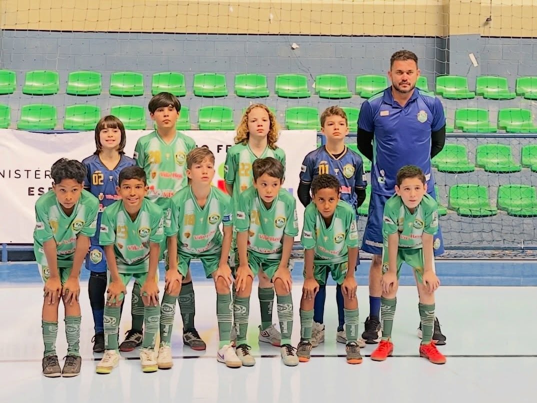 Equipe do Juventude Futsal Academy posada em quadra antes de um campeonato